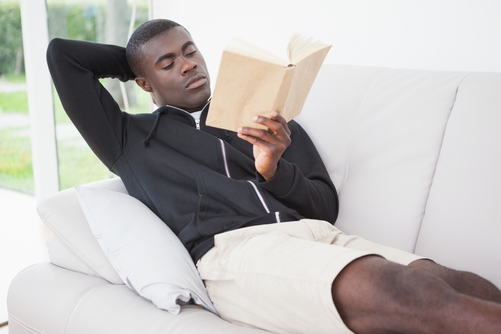 Мем с неграми на диване. Негр с книжкой. Темнокожий с книгой. Темнокожий сидит на диване. Афроамериканец сидит на диване.